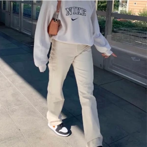 Beige rowe jeans från weekday i strl 27! - Säljer dessa ljusbeige rowe jeans från weekday då de inte används särskilt mycket tyvärr. De är i strl 27/30 och är i bra skick! Kan mötas upp i Stockholm eller så står köparen för frakten!❤️