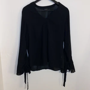 Svart blus 40 - Säljer denna svarta blus för 70kr + frakt. Den har rosett nere vid handleden och passar till finare tillfällen 🌸