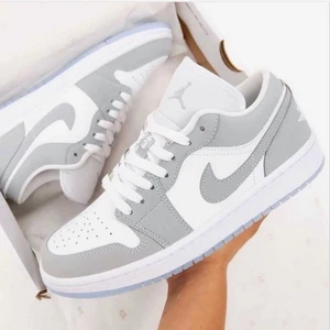 Jordan 1 Low Wolf grey  - Jordan 1 Low Wolf grey aluminium👟  Tillgänglig i storlek ⬇️  • EU37,5 • EU42  • Pris: 1799kr   • Skick: DS/Oanvänd   • Vi nås genom dm för eventuella frågor eller funderingar!  • Flera bilder fås via dm  #erisneakers 