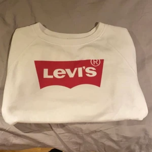 Levis Sweatshirt - Säljer min 1 år gamla levis sweatshirt då den inte kommit till mycket användning. Bra skick och inga defekter. Sitter perfekt på någon som är XS/S. Köpare står för frakt (45kr)