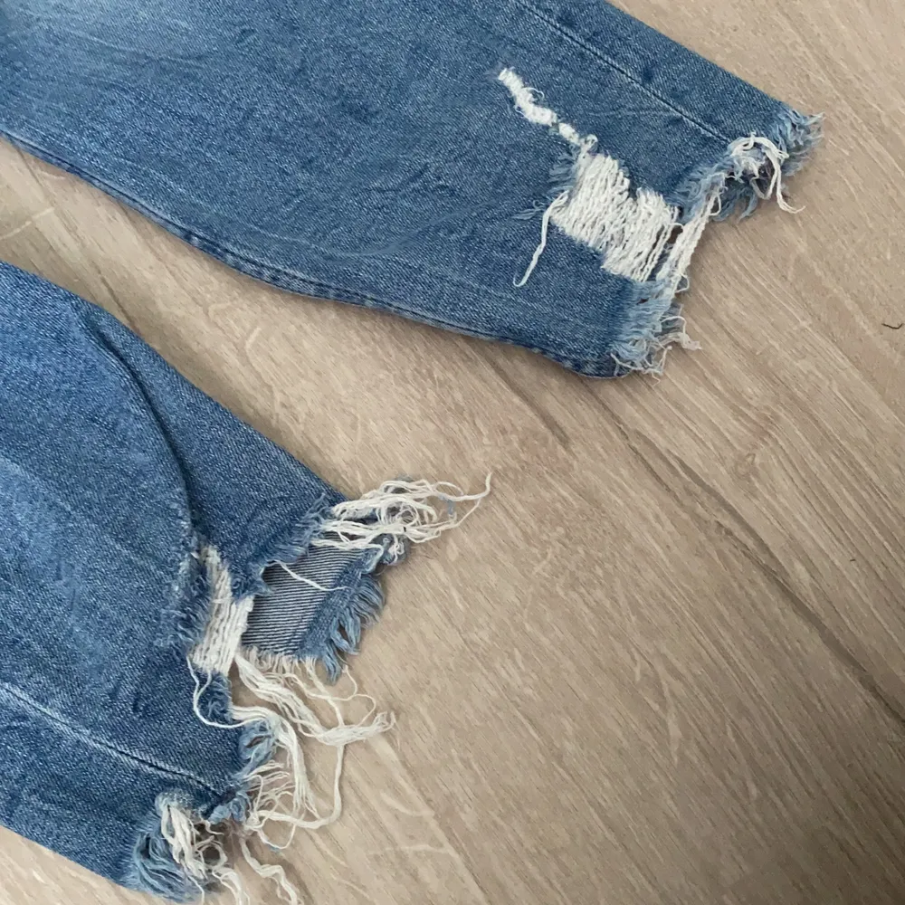 Slitna, lågmidjade jeans från hm. Använda endast ca 3 ggr. Slitning på knäna och nere vid anklarna.  Nypris 399kr.   Köparen står för frakt💞💞. Jeans & Byxor.