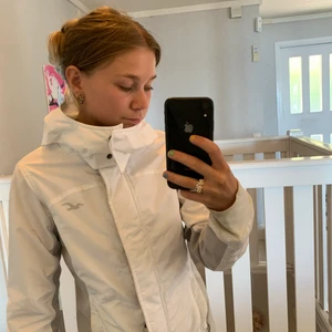 Vindjacka  - Snygg och härlig passform på vindjackan. Storlek S, passar alla väder. 