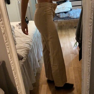 Jeans - Säljer mina beiga midrise jeans i storlek 26 från monki. De är som nya då jag knappt använt de och nu säljer jag de pga att de inte passar i midjan. Längden är helt ok på mig som är 170 men sitter nog lite bättre på någon som är lite kortare :)