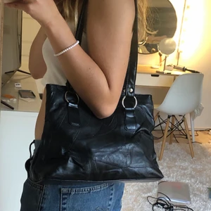 Fake Läder Väska - Cool, basic fake-läder väska som passar perfekt till skolan börjar då man får plats med väldigt mycket i den😁 två små extrafack inuti! Köparen står för 60kr frakt!