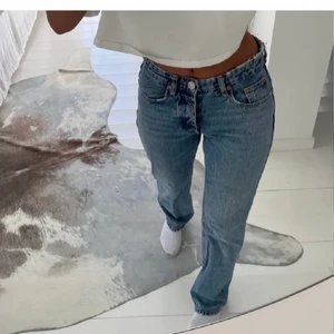 Zara midrise jeans - Funderar på att sälja dessa slutsålda fina ”zara straight jeans” superfina och i bra skick. Högsta bud: 470kr, KÖP DIREKT FÖR 520kr +frakt