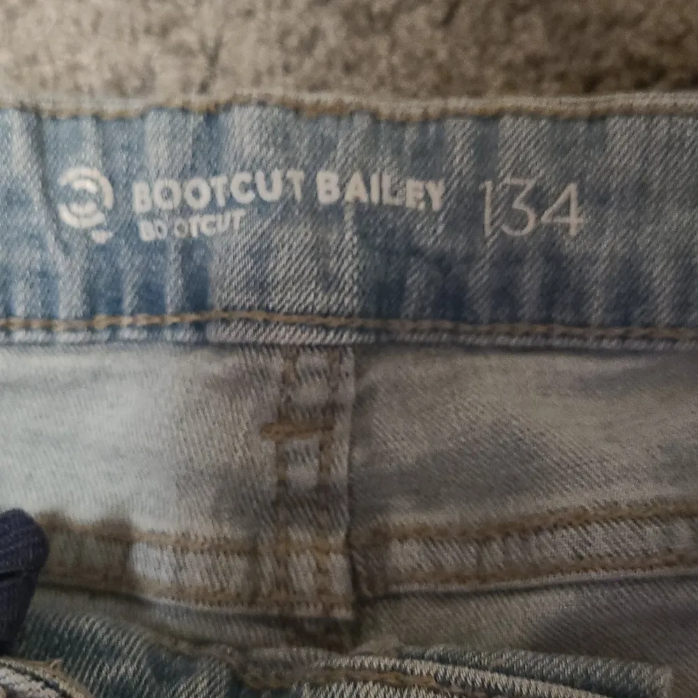 Fina ljusblå jeans från cubus! Mycket fina och är i väldigt bra skick! Mycket sparsamt använda.. Jeans & Byxor.