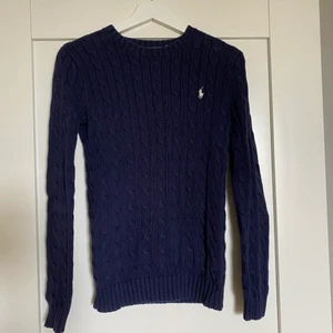 Marinblå tröja från Ralph Lauren - En marinblå stickad tröja från Ralph Lauren. Andvänd ett fåtal gånger.