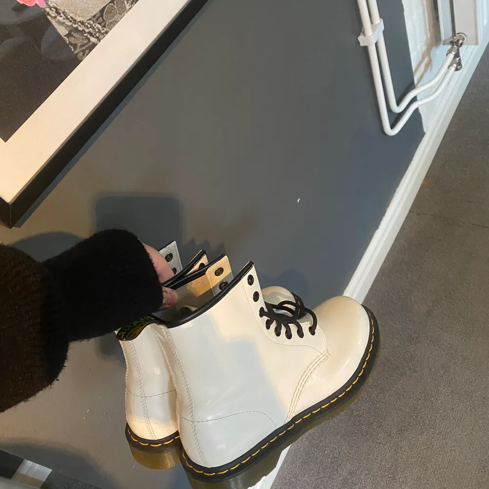 Ett par vita dr martens i st 39.Anvädna ca 3 gången,tyvärr lite märken längst fram på högra skon men inget som syns sp väl.. Skor.