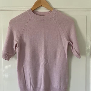 Cashmere T-shirt  - Cashmere T-shirt ifrån H&m. Storlek XS passar S beroende på vad för passform man vill ha. 130✨