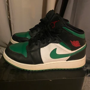 Jordan 1 Mid pine green - Säljer nu mina jordan 1 mid - pine green/green toe. Storlek 37,5. Fint skick men lite creasade. Rengörs innan de säljs. 1500kr exklusive frakt😊 om fler är intresserad blir det bud🤍⚡️ ( har tyvärr inte kvar box eller kvitto)