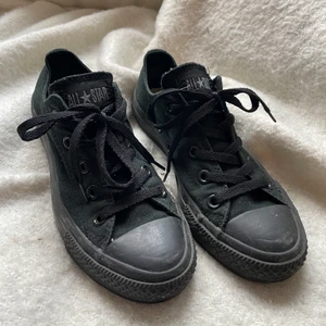 Converse - Säljer mina låga svarta converse då jag tyvärr aldrig använt dom🖤 kunden står för frakten🌸