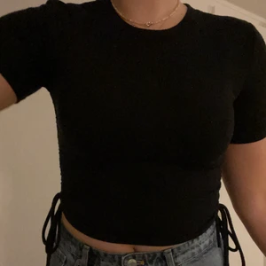 Svart zara tröja  - En tröja köpt från zara i storlek S, med justerings bara band på sidorna. Lite knoppring men inget som syns. 