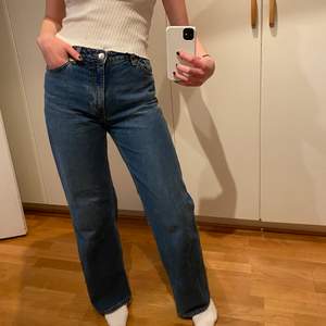 Säljer mina superfina jeans från Monki i modellen Yoko! Fint skick men kommer dessvärre inte till användning 💕