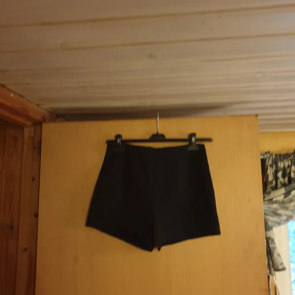 Svarta Bolero shorts enormt snygga nya,oanvända,med broderat mönster på sidorna,nypris 300 kr. Kjolar.