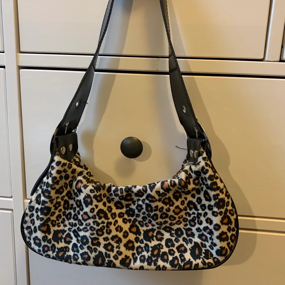 En leopard väska som är lite pälsig, helt oanvänd!! Väldigt snygg och fin modell på den, dock inte min stil riktigt . Väskor.