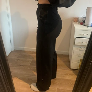 Raka kostymbyxor ifrån NAKD - Jätte snygga & sköna kostym byxor ifrån NAKD, storlek 32, passar även storlek 34. Använda fåtal gånger. 200kr+frakt. Pris kan diskuteras! Är 160 och dem är lite långa!