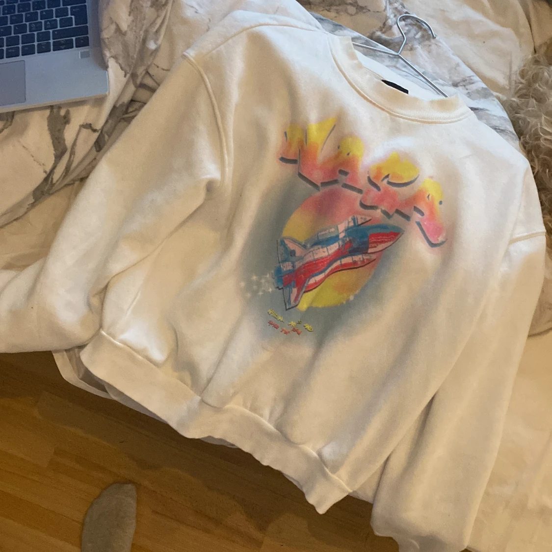 Vit sweatshirt med färgglatt tryck 
