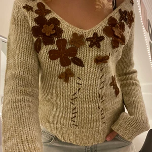 Stickad tröja  - V- ringad stickad tröja. Jätte fin och höstig. Köpt second hand💗