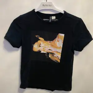 En Ariana Grande t-shirt som inte kommer till användning längre och har blivit lite för liten (köpare står för frakt & inga återbetalningar)