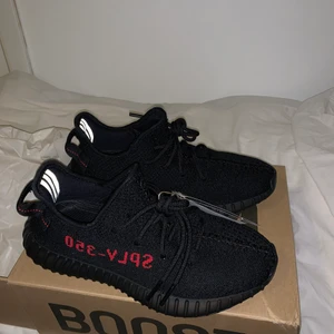 Adidas Yeezy 350 v2 bred - Helt oanvända i strl 40 1/3 köpt på Adidas.se med kvitto och allt.