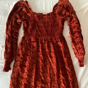 Rostfärgad sammetsklänning - Helt oanvänd superfin rostfärgad sammetsklänning med fint mönster och ballongärm i storlek 44! 🌸 Köparen står för frakt 😊✨
