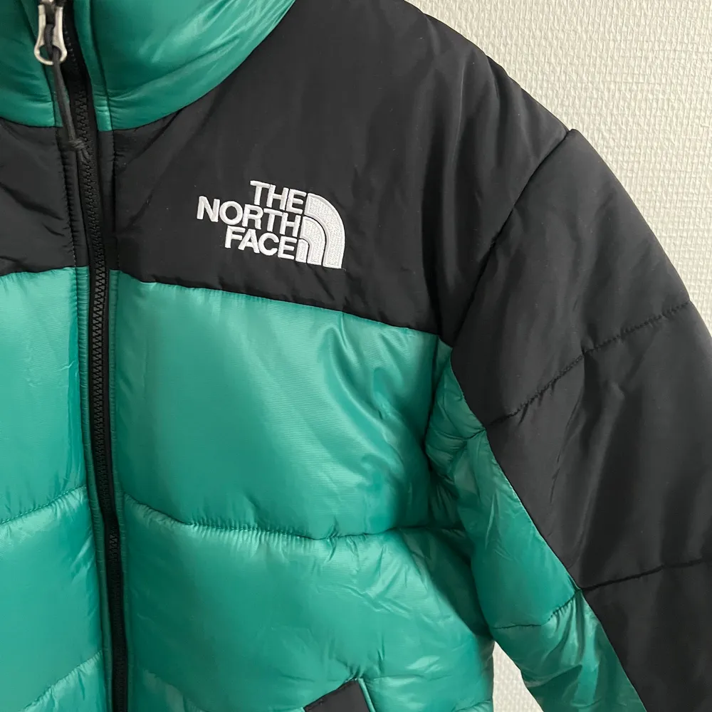 Himalayan Insulated Jacket i storlek M. Jättevarm och gosig jacka som jag aldrig använt då jag köpte två stycken förra året och glömde lämna tillbaka denna i tid, och har legat i kartongen sen dess. Ser lite mer varmgrön ut i verkligheten. Nypris 2400 kr. Finns i Jönköping, annars står köparen för eventuell frakt! :). Jackor.