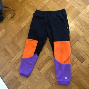 Adidas byxa i mixat material - Adidas byxa i mixat material, använd 1 gång och säljer pga för liten. Köparen står för frakten. :)