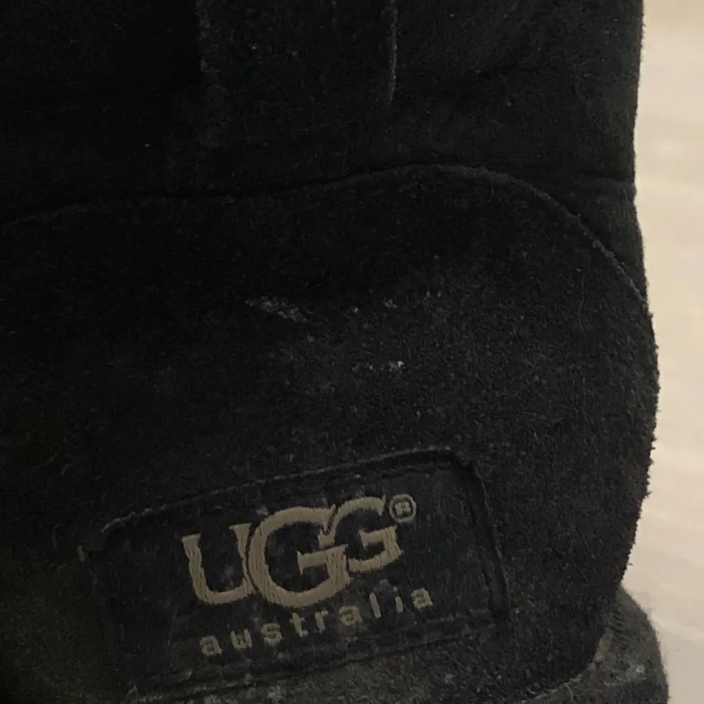 Säljer äkta uggs i storlek 37. Då dem inte kommer till användning längre. Fast dem är använda så är dem i bra skicka.. Skor.