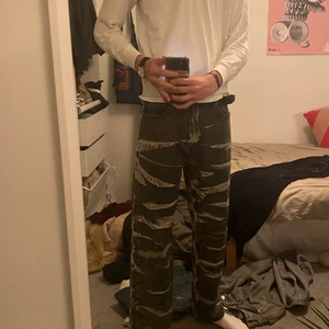 Levis Jeans - Levis jeans, 33/32, raka och breda, funkar bra med bälte även om du inte har 33 i midja. Nypris 1000kr