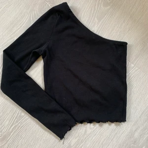 Tröja från Gina Tricot  - Jätte fin tröja från gina tricot med en arm, kommer inte till användning använt max 2-3 gånger. Köpte för 200kr säljer den för 80kr. Frakt tillkommer