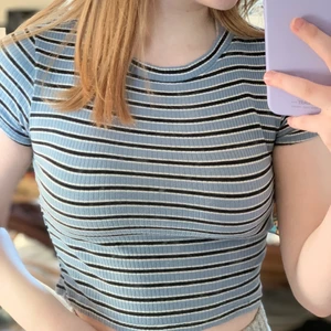 h&m tröja divided - tröjan är i bra skick, är storlek xxs men ska nog funka för xs, har haft den i två år men har knappt använts:)