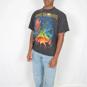 IRON MAIDEN “BEST OF THE BEAST” - IRON MAIDEN “BEST OF THE BEAST”              Faded black, Great Vintage Condition, Size L(fits M), Model length: 178cm, 349sek              Measurements: Chest: 48,5 cm, Shoulder To Shoulder: 50 cm, Length: 65 cm                        Andra frågor? Kontakta oss via DM eller några av de andra kontakt alternativen i vår profil. / Further questions? Contact us via DM or some of the other contact alternatives in our profile.  