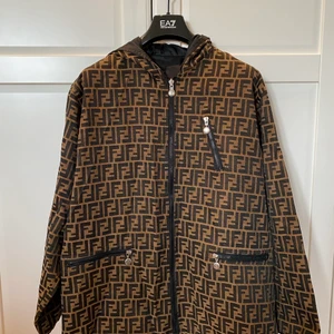 Fendi Jacka - Fendi Zucca Monogram Reversible Jacket. Sällsyn. Ingen size tag men passar M. Perfekta regnjackan. Flaws: Insidan av en av fickorna har ett hål som leder in i jackan, syns ej och fixas enkelt! 