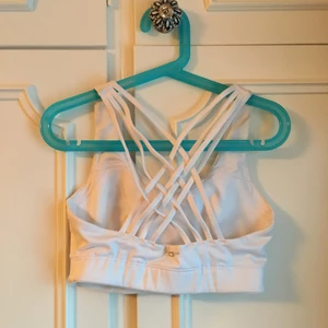 Sport bh - Endast använd en gång då den ät för liren för mig. Super snygg rygg. Kostar 100kr plus frakt