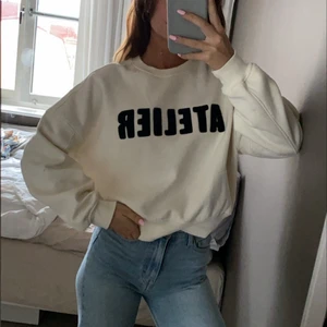 Sweatshirt  - Super skön sweatshirt från hm med sytt tryck på🤍🖤🤍🤍🤍 storlek S