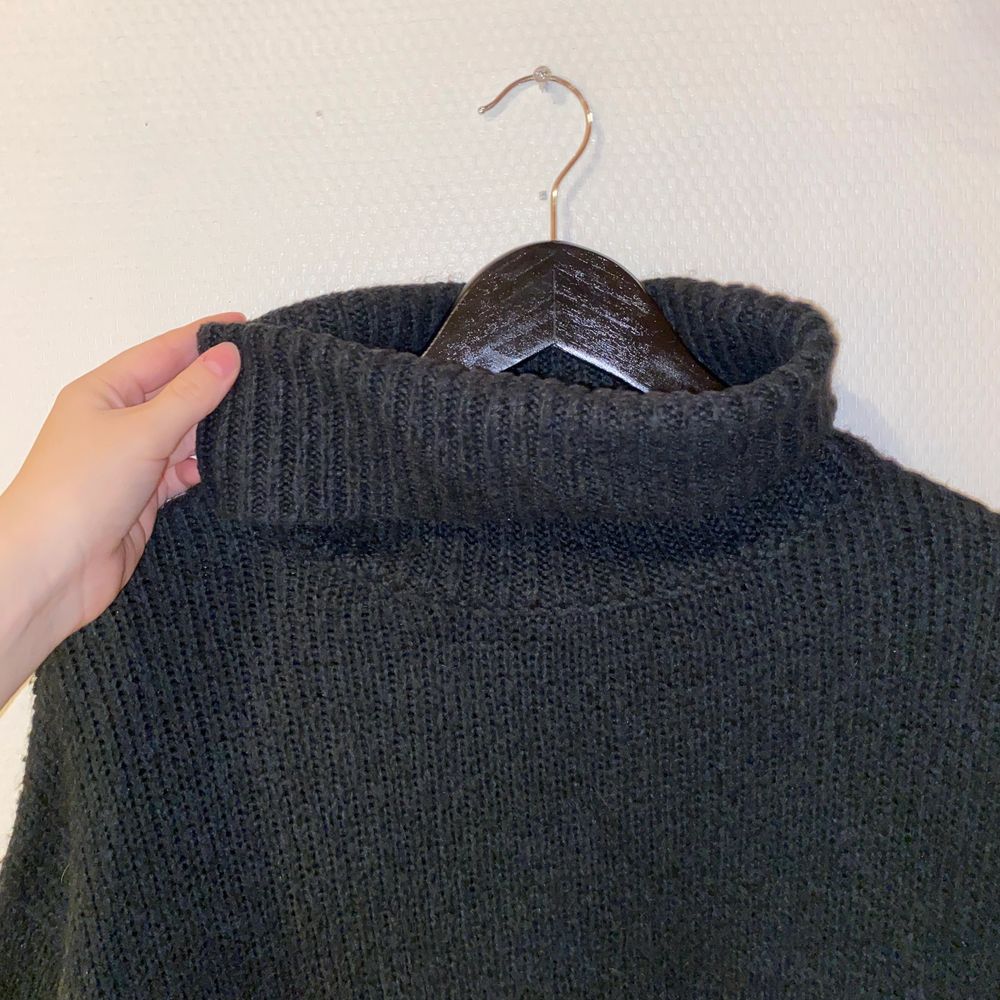 En supermysig stickad tröja som är i använt men fint skick, kommer tyvärr inte till användning längre, frakt är inräknat i priset🥰. Stickat.