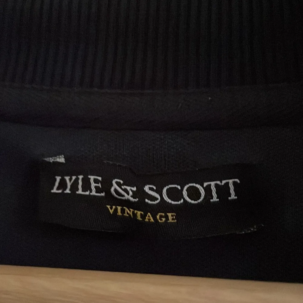 En snygg vintage Lyle & Scott Zipper i exemplariskt skick!. Hoodies.