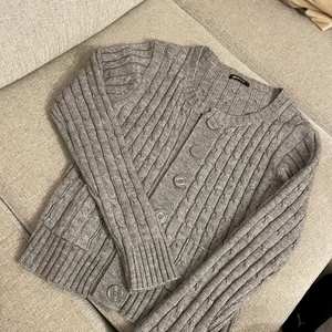 Stickad tröja  - Snygg stickad tröja från GinaTricot. Är i storlek L, men är som en S/M. Pris är inklusive frakt 