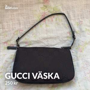 Säljer denna Gucci väska för jag inte använder den.
