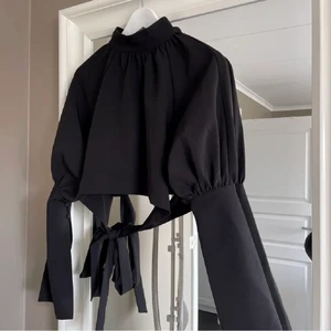 Hanna schönberg fest topp - Säljer denna fest tröjan då den tyvärr blev för liten för mig. Nyskick med lappen kvar!! Aldrig använd tyvärr. Såå snygg 😻 