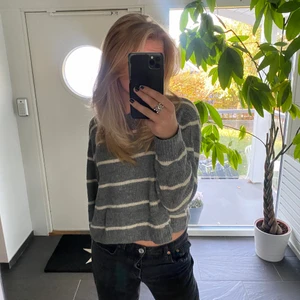 Randig stickad tröja  - Sjukt snygg randig stickad tröja som köptes för flera år sen, storlek M men passar xs-m🥰 köparen står för frakt , skriv för fler bilder 