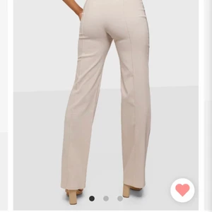 Helt oanvända kostymbyxor från Nelly😍😍 - Här är två par sjuuukt snygga kostymbyxor från Nelly. Jag säljer pga att jag råkade beställa i fel storlek😩. Helt oanvända!!, dom svarta är testade EN GÅNG, därav att prislappen är borta. Men på dom beiga sitter prislappen kvar😊 Dessa byxor är väldigt svåra att få tag på, då dom nästan alltid är slut i lagret.  Nypris 800 (tillsammans) SÄLJER BÅDA FÖR 500 kr, (säljer ett par för 280 kr)  SOM SAGT DOM HELT OANVÄNDA!!💞  (köparen står för frakten, men kan evt kompromissa och betala hälften) 