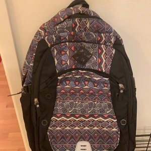  Skolväska  - Den e stor och du kan ha den till utflykt👍🏻