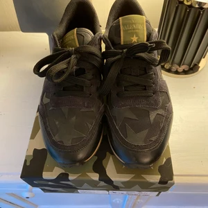 Valentino sneakers storl 37,5 i mkt fint - Valentino sneakers köpta på Nathalie Schuterman, nypris 6975:- med originalkartongen. Använda ett fåtal ggr så i otroligt fint skick. Passar både 37,5 och 38. 