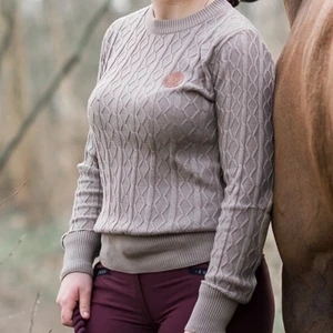 Jacson stickad tröja  - Samma modell som första bilden men marinblå! Sjukt snygg och varm tröja med bruna patches på armbågarna. Har använt till ridning men funkar lika bra till vardags. Tvättar självklart. Mötes i Sthlm elr frakt 🌈