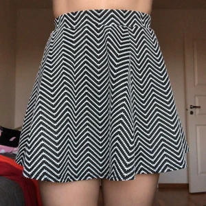 Kjol - Aldrig andvänd legat i garderoben o vilat haha , söt kjol , passar till alla typer av tillfällen 