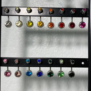 Navelpiercingar - Alla är nya och oanvända! De är mellan 10-12mm och de kostar 10kr/st eller 120kr för alla! skriv för fler bilder eller frågor💕