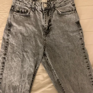 Grå jeans  - Ett par gråa jeans från Gina. Det är ett par mil jeans. Säljer pga kommer aldrig till användning 