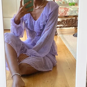 Fairy klänning från Monki🧚🏾‍♀️💜✨ - Jätte fin klänning från monki som du kan styla med antingen jeans, och andra plagg under. Materialet är superskön och den är perfekt för dig som vill känna dig som en fairy💜 jag är 165 cm🧚🏾‍♀️🧚🏾‍♀️