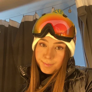Spektrum Goggles X Odd Molly - Ett par jättefina goggles från spektrum X Odd Molly (special edition och går ej att få tag på nu). Ni får även med en extralins som är helt orörd, skyddsplasten sitter på! 